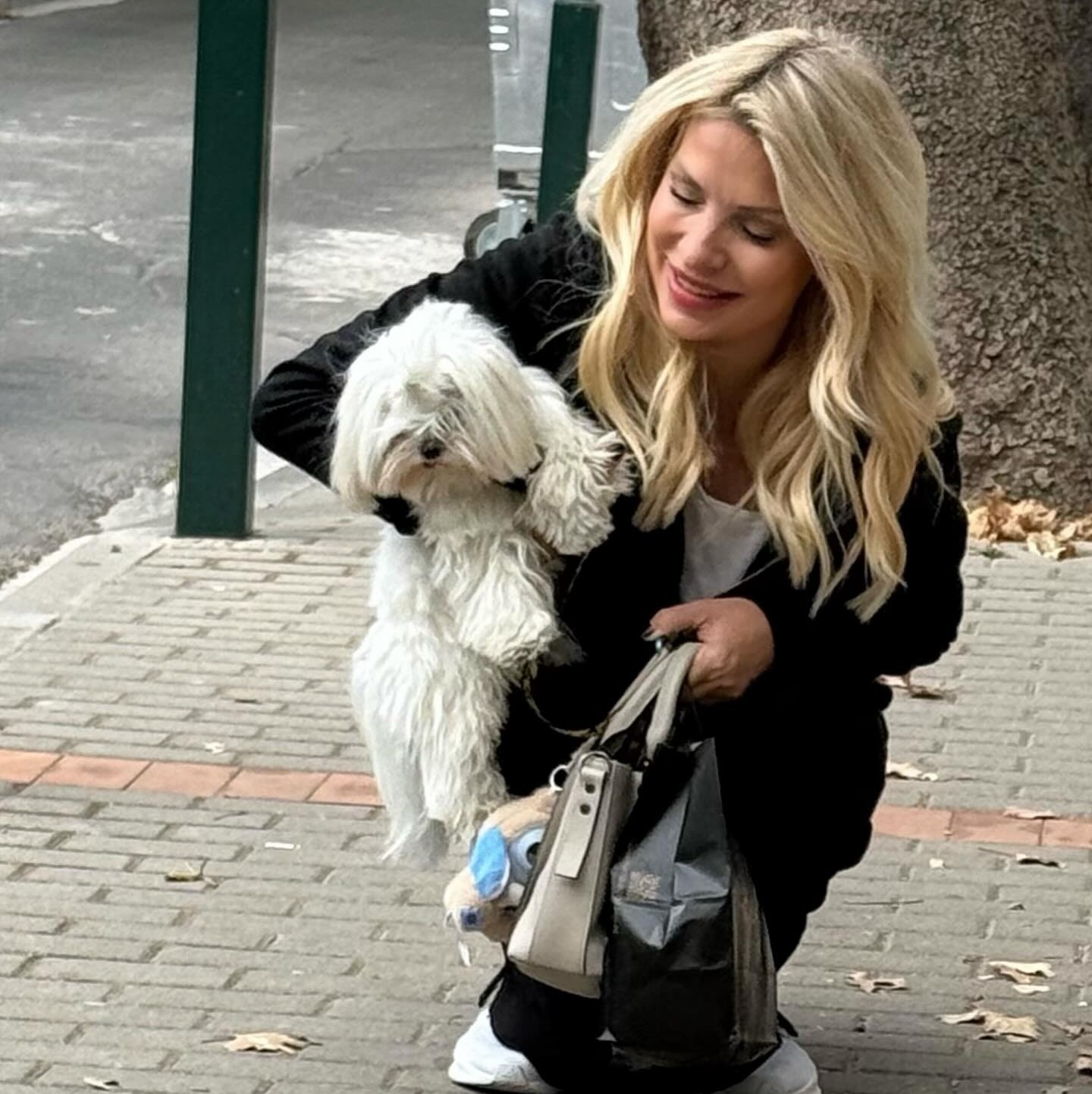 Η Ελένη Μενεγάκη στην Κηφισιά με το σκυλάκι της