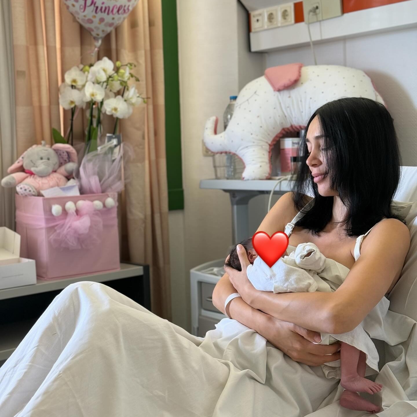 Η Εύα Φούσκα στο μαιευτήριο αγκαλιά με τη νεογέννητη κόρη της