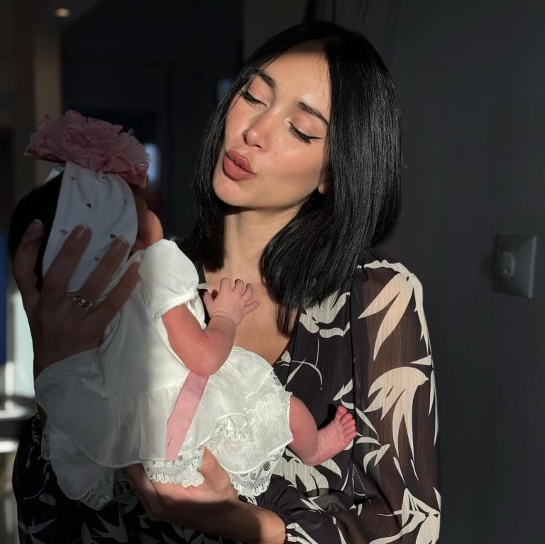 Η Εύα Φούσκα αγκαλιά με την κορούλα της