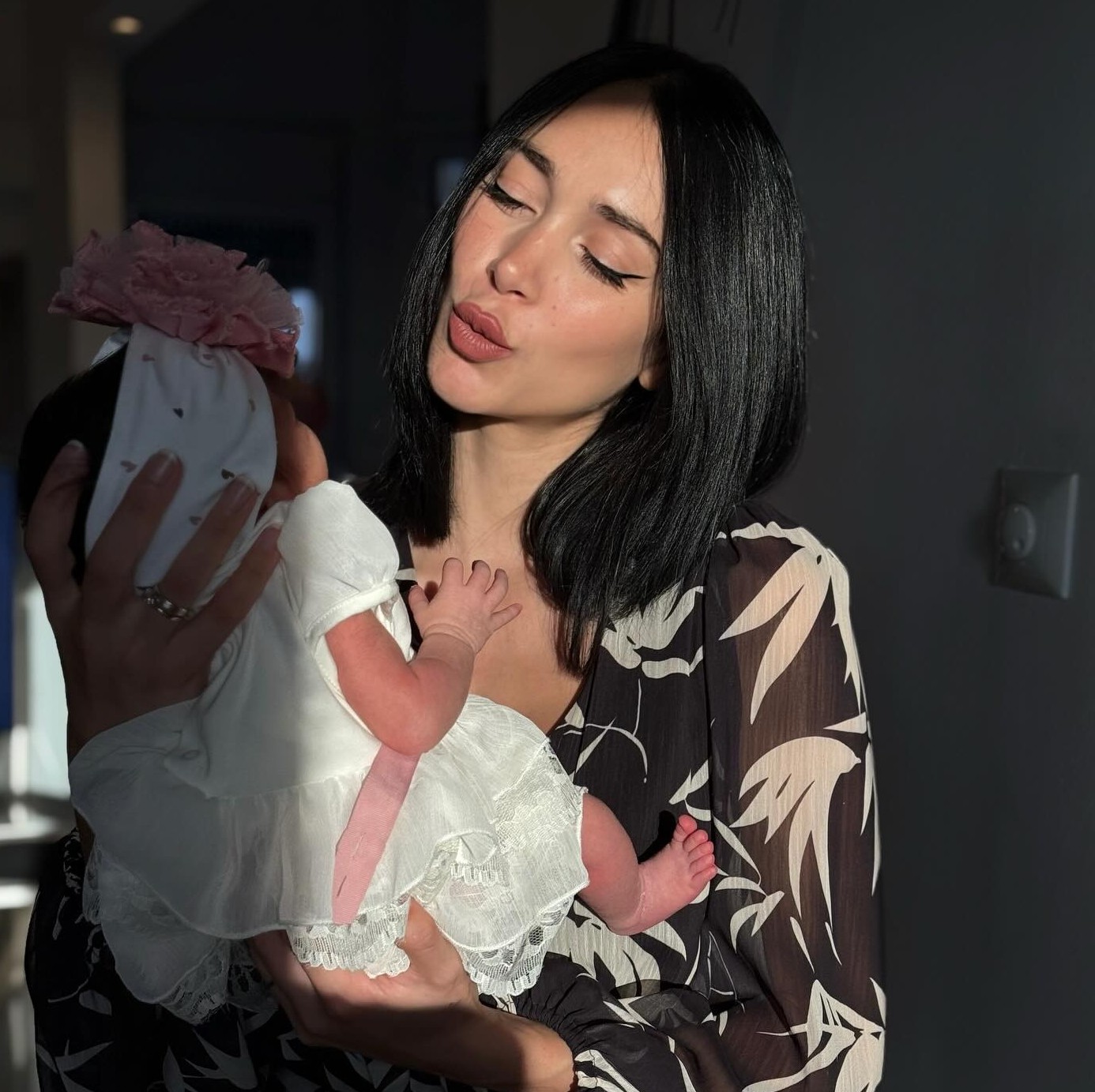 Η Εύα Φούσκα αγκαλιά με την κορούλα της