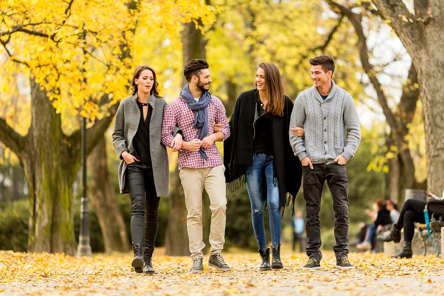 Φίλοι νέα παιδιά περνάνε όμορφα και γελάνε στη φύση στο πάρκο