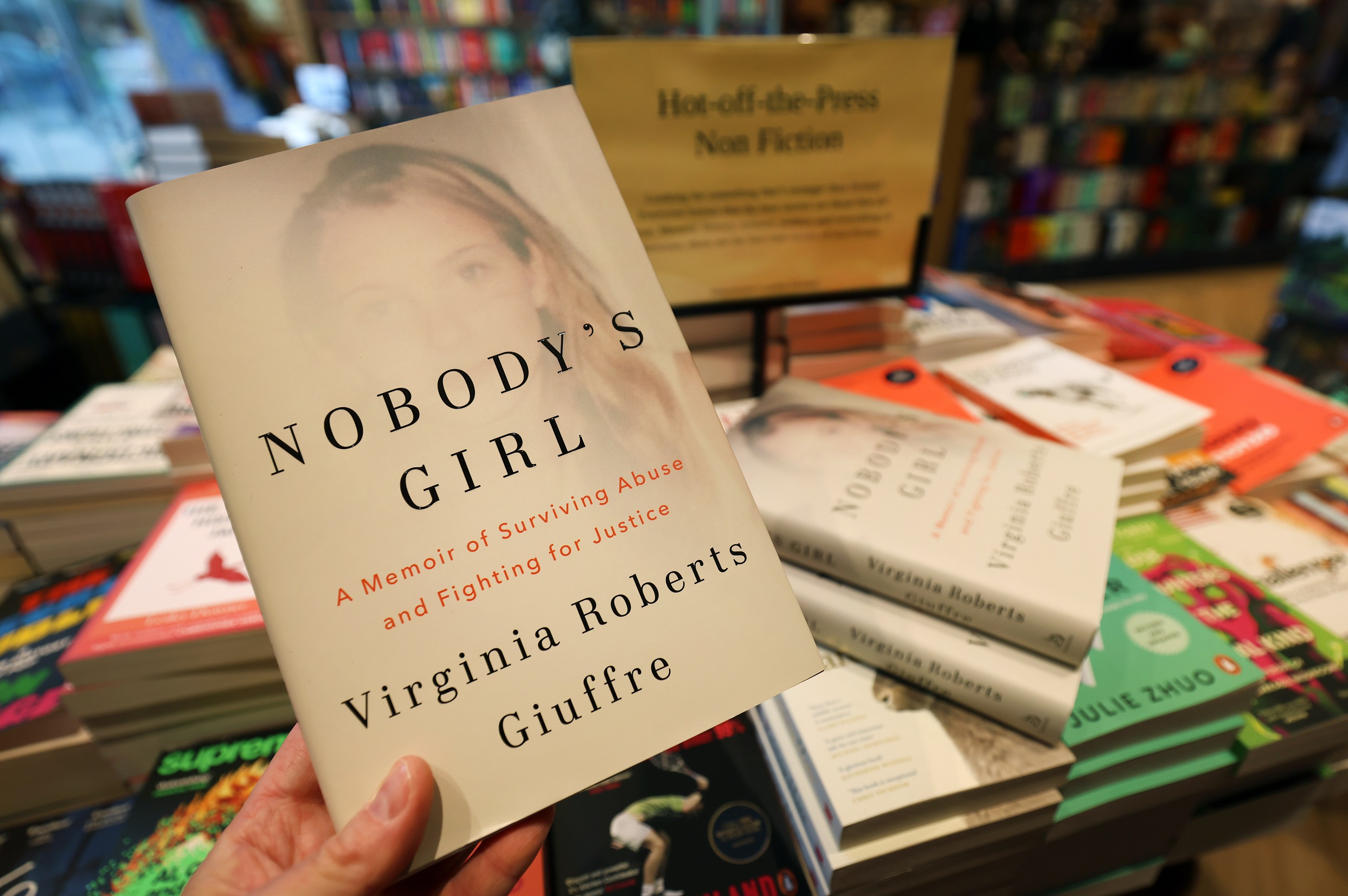 Τα απομνημονεύματα της Virginia Giuffre, Nobody's Girl, μετά την κυκλοφορία τους στο Λονδίνο, στις 21 Οκτωβρίου 2025