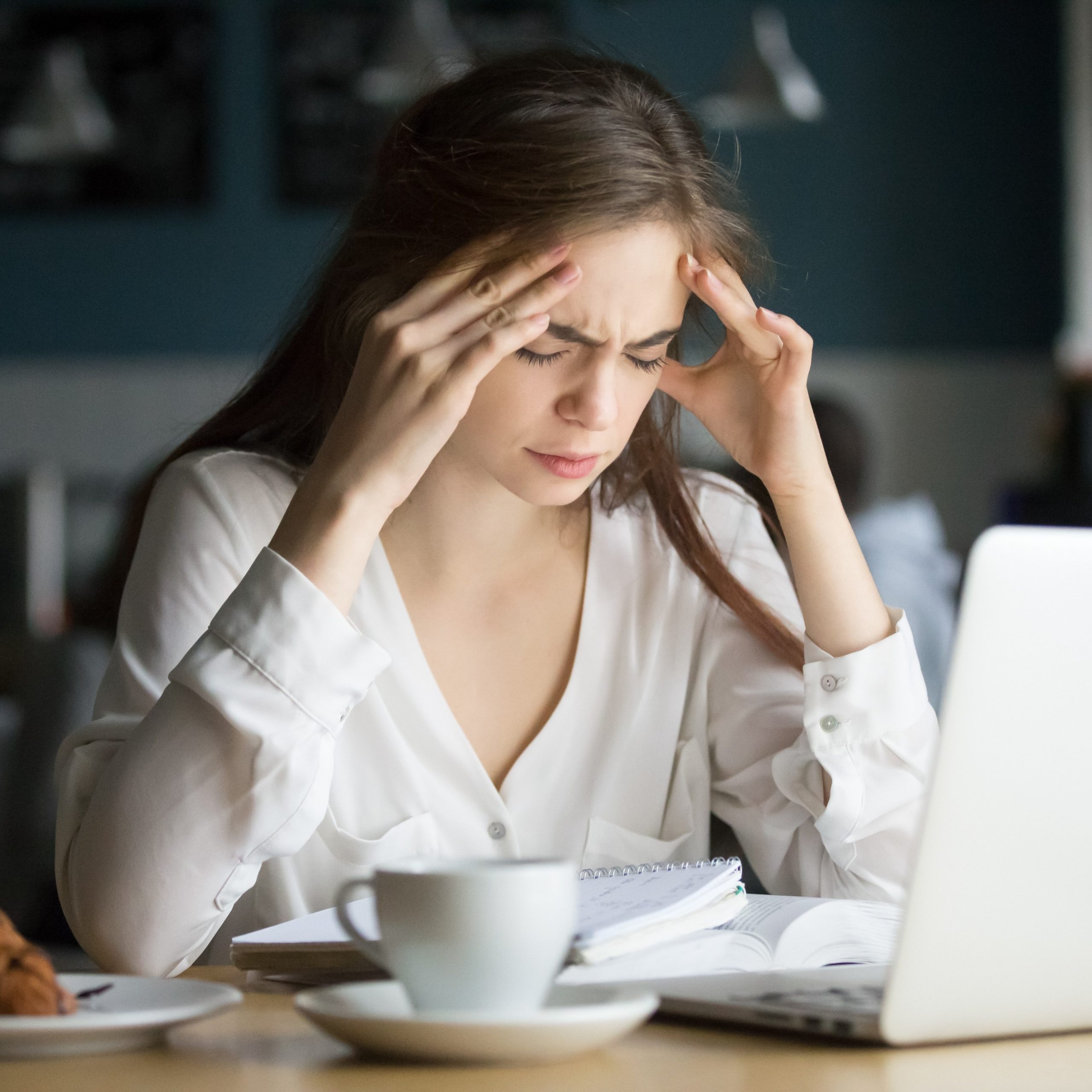 Γυναίκα με πονοκέφαλο