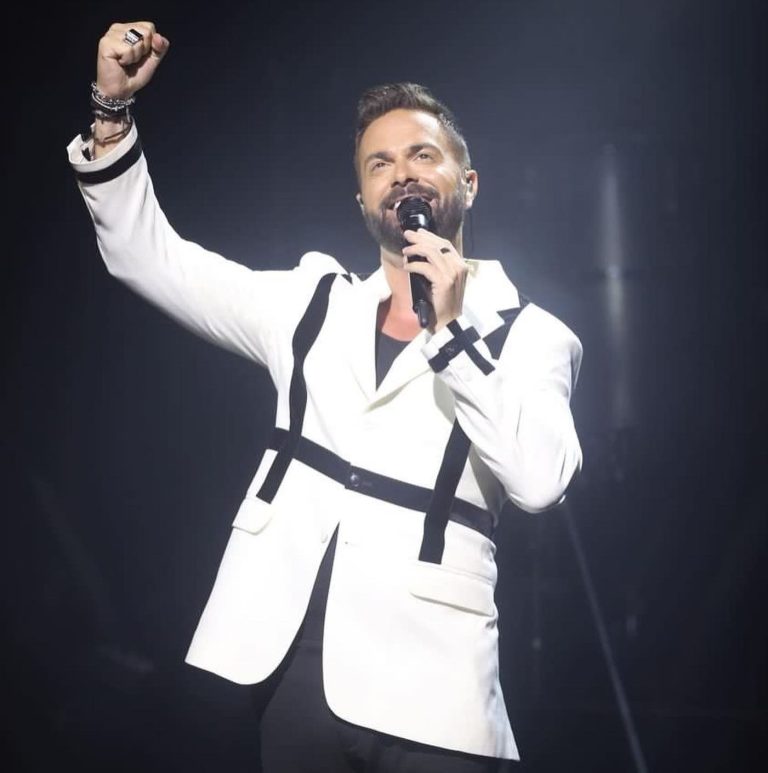 Ο τραγουδιστής Ηλίας Βρεττός