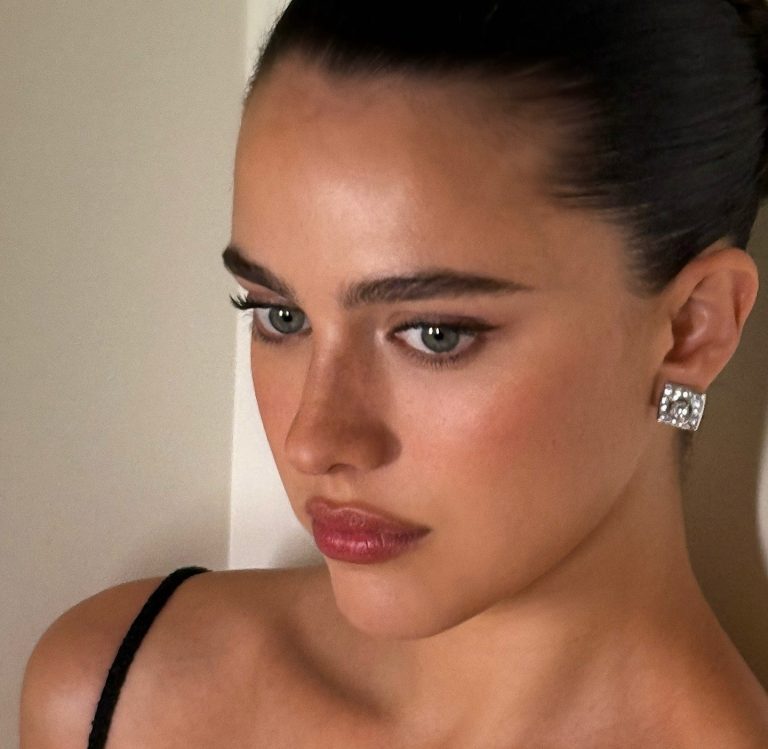 H Margaret Qualley με τέλεια φρύδια