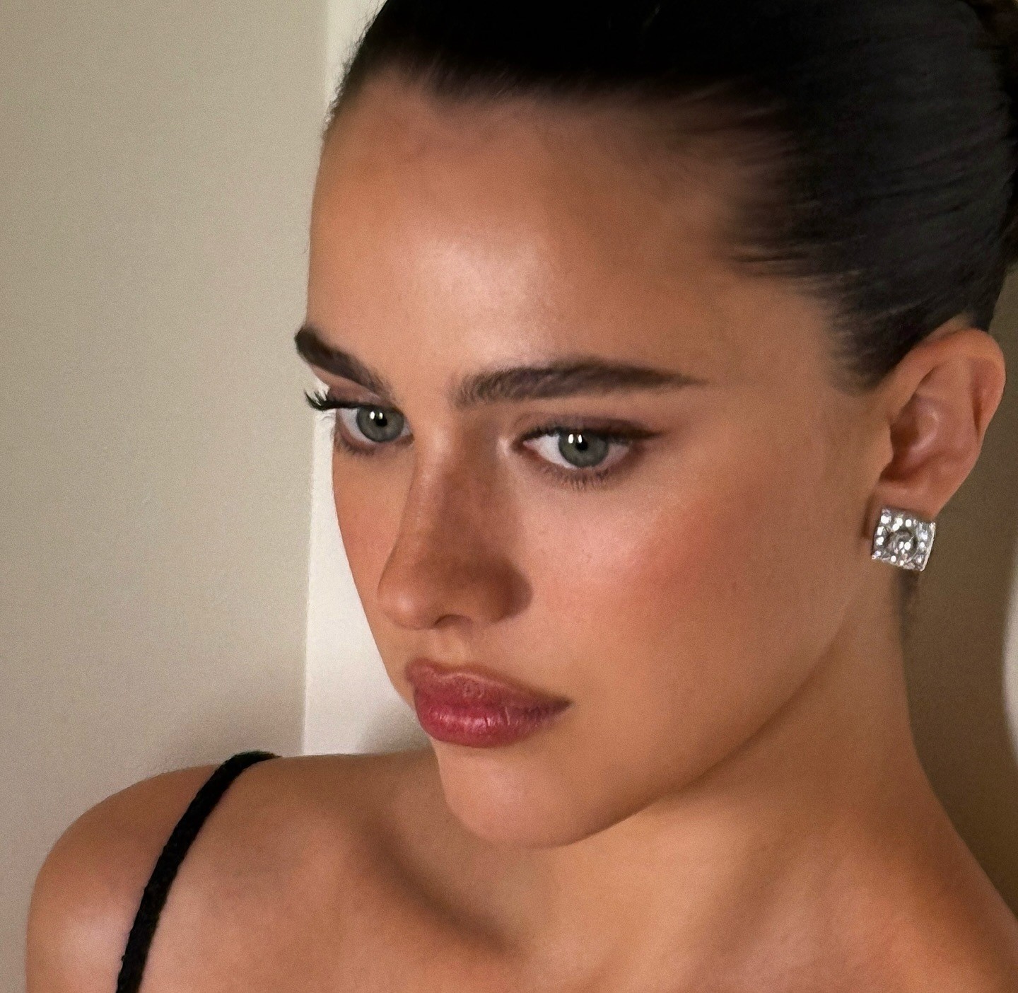 H Margaret Qualley με τέλεια φρύδια