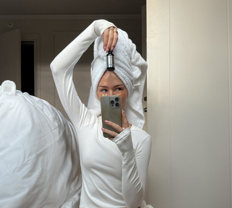 Κοπέλα που περιποιείται την επιδερμίδα της