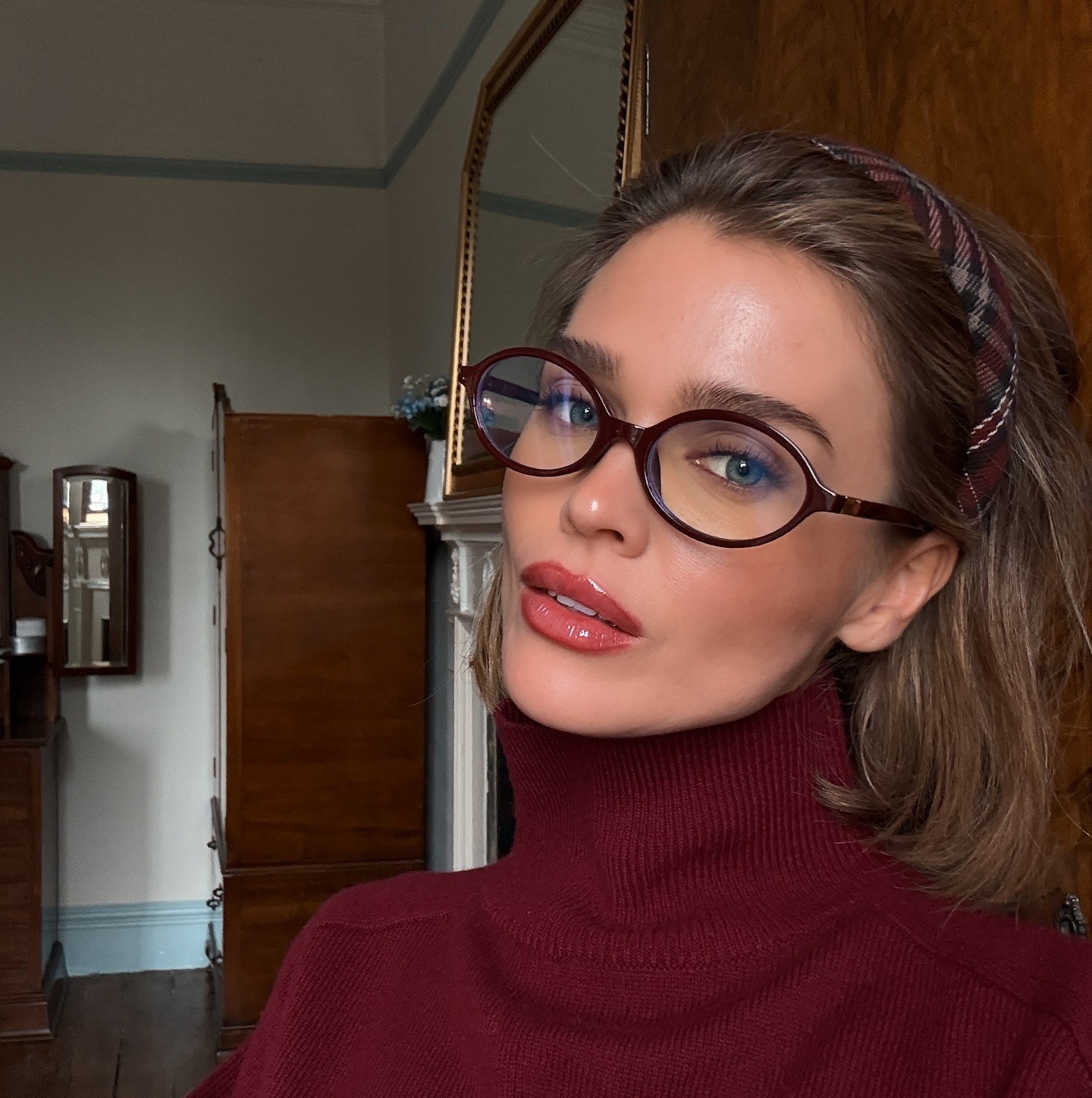 Κοπέλα με γυαλιά και μπορντό μπλούζα