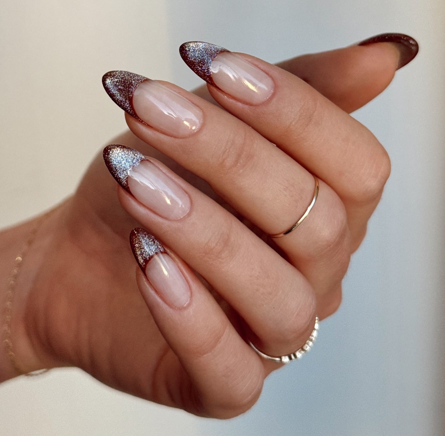 Γαλλικό καφέ μανικιούρ με γκλίτερ
