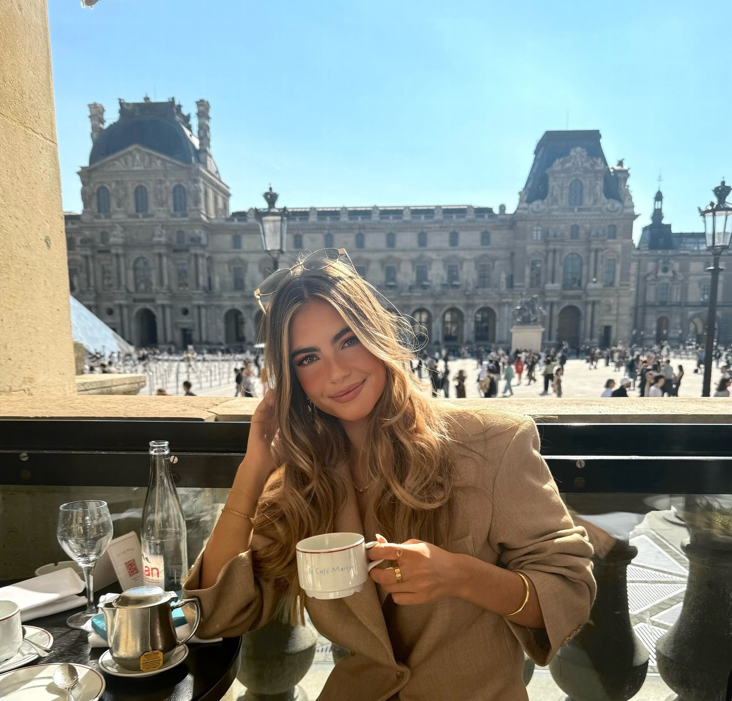 Κοπέλα που πίνει καφέ