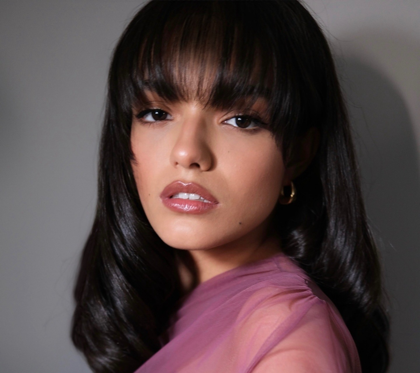 Κοπέλα με hair styling με φράντζα