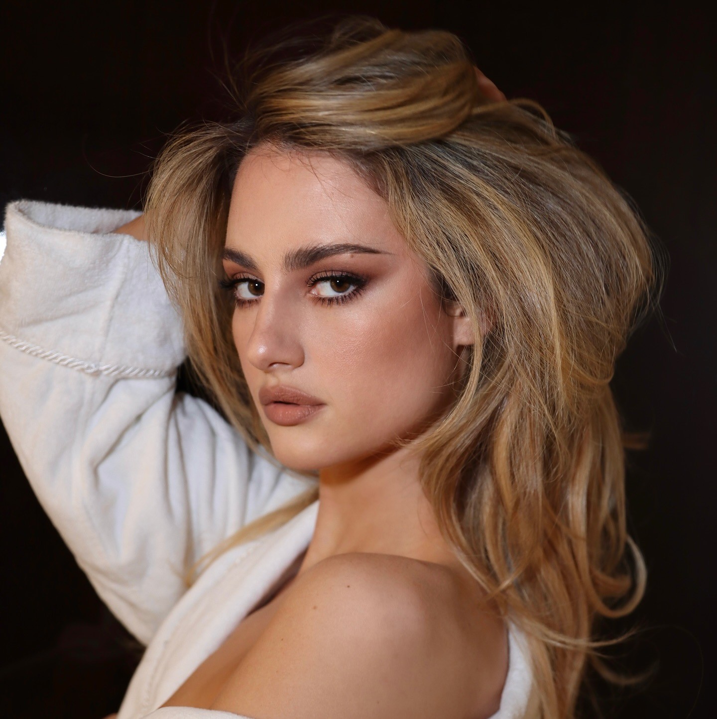 Κοπέλα με nude ματ χείλη