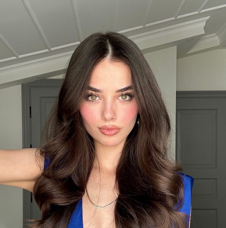 Κοπέλα με φυσική λάμψη στο πρόσωπο