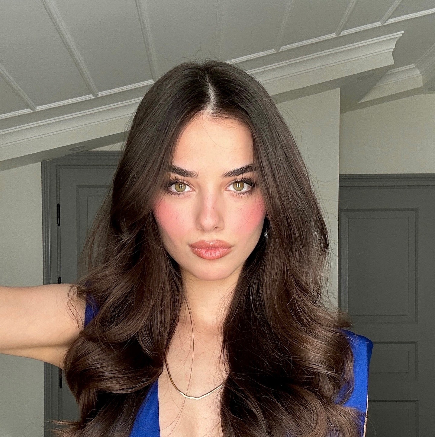 Κοπέλα με φυσική λάμψη στο πρόσωπο