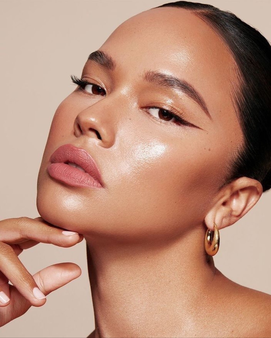 Κοπέλα με ροζ nude κραγιόν