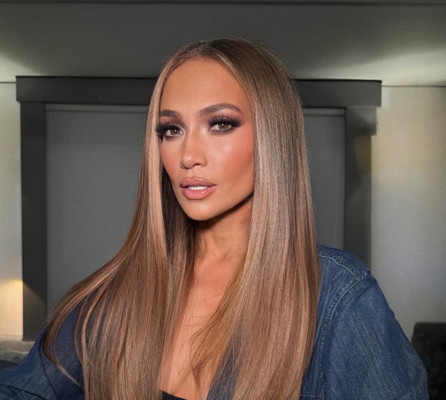 JLo με πλούσια μακριά μαλλιά