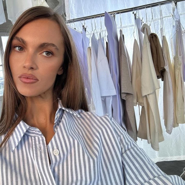 Κοπέλα με καφέ μάσκαρα και μακιγιάζ σε γήινους τόνους