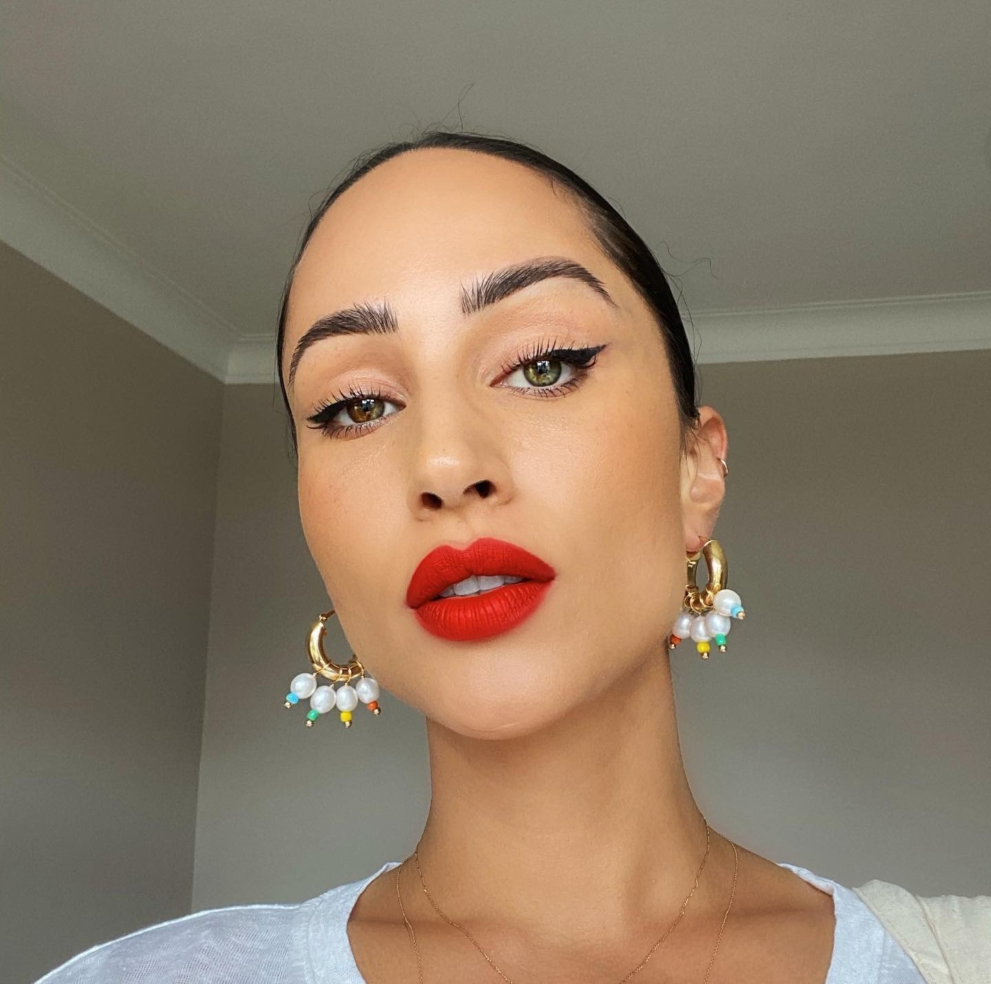 Κοπέλα με μακιγιάζ που τηδείχνει νεότερη