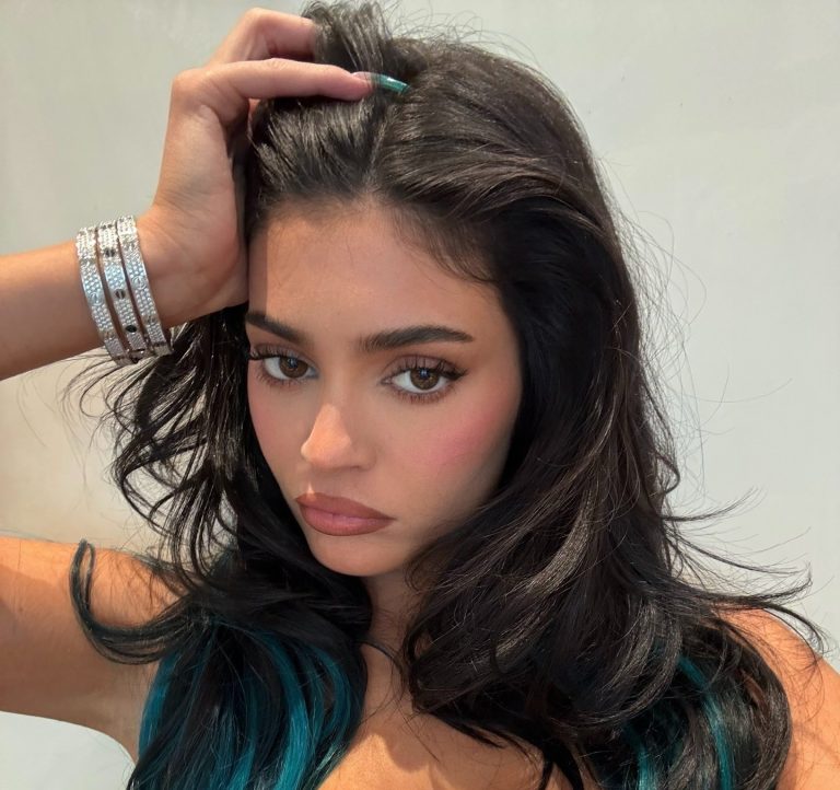 Kylie Jenner με νέο χρώμα μαλλιών