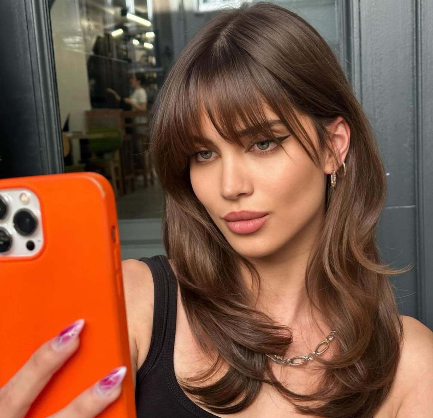 Κοπέλα με αφέλειες birkin bangs