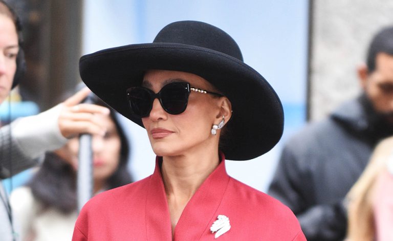 H Jennifer Lopez φοράει γυαλιά ηλίου Carolina Herrera στα γυρίσματα της ταινίας "The Last Mrs. Parrish" στις 10 Οκτωβρίου 2025 στη Νέα Υόρκη.