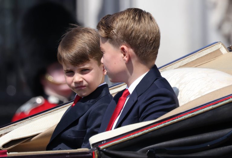 O πρίγκιπας Louis στην άμαξα με τον αδελφό του πρίγκιπα George στη διάρκεια της τελετής του Trooping the Colour στο Λονδίνο, 14 Ιουνίου 2025