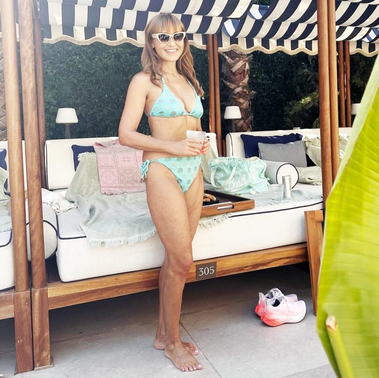 Η Μάρα Ζαχαρέα με μπικίνι