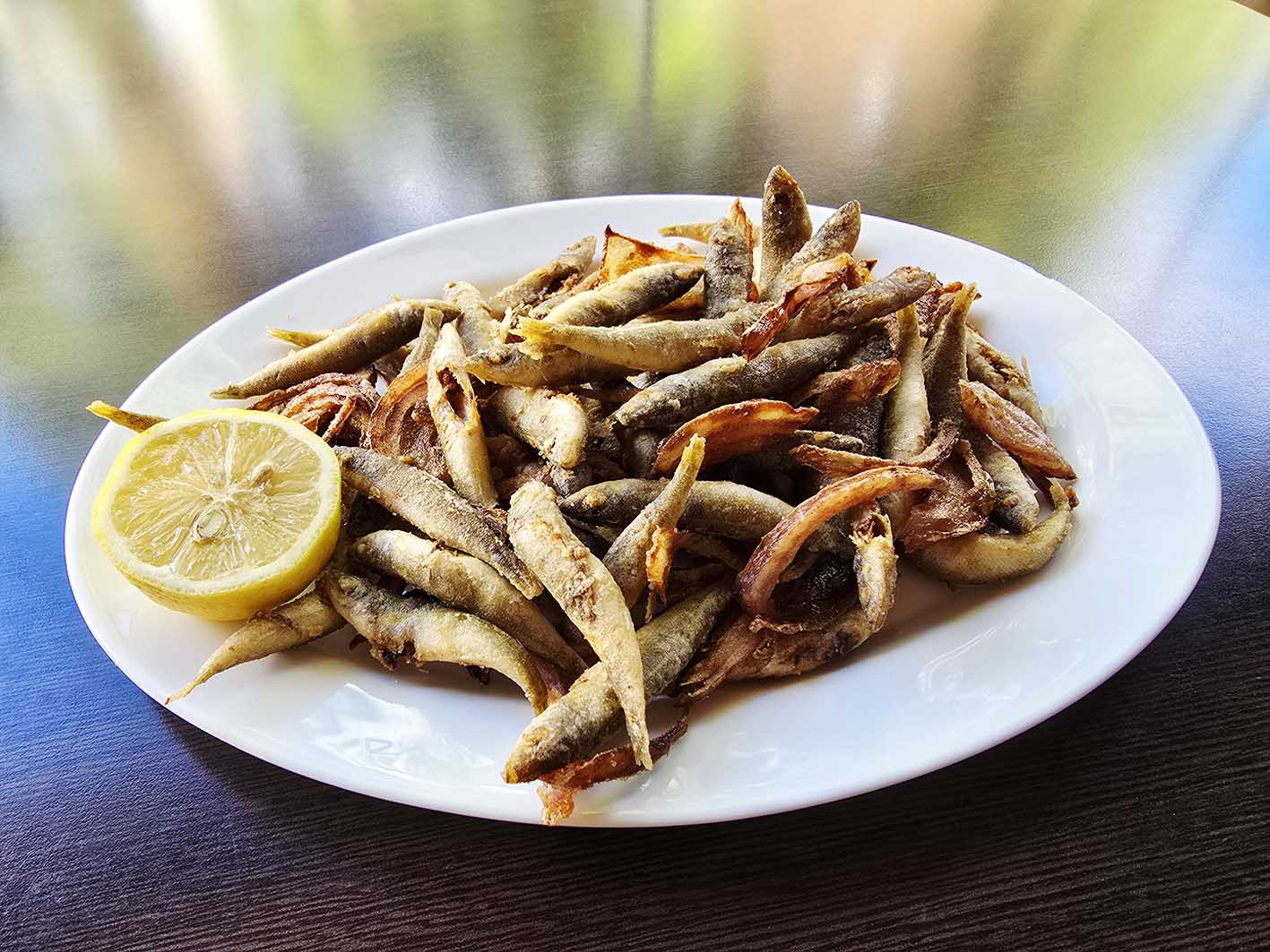 Μαριδάκια τηγανητά με κρεμμύδι