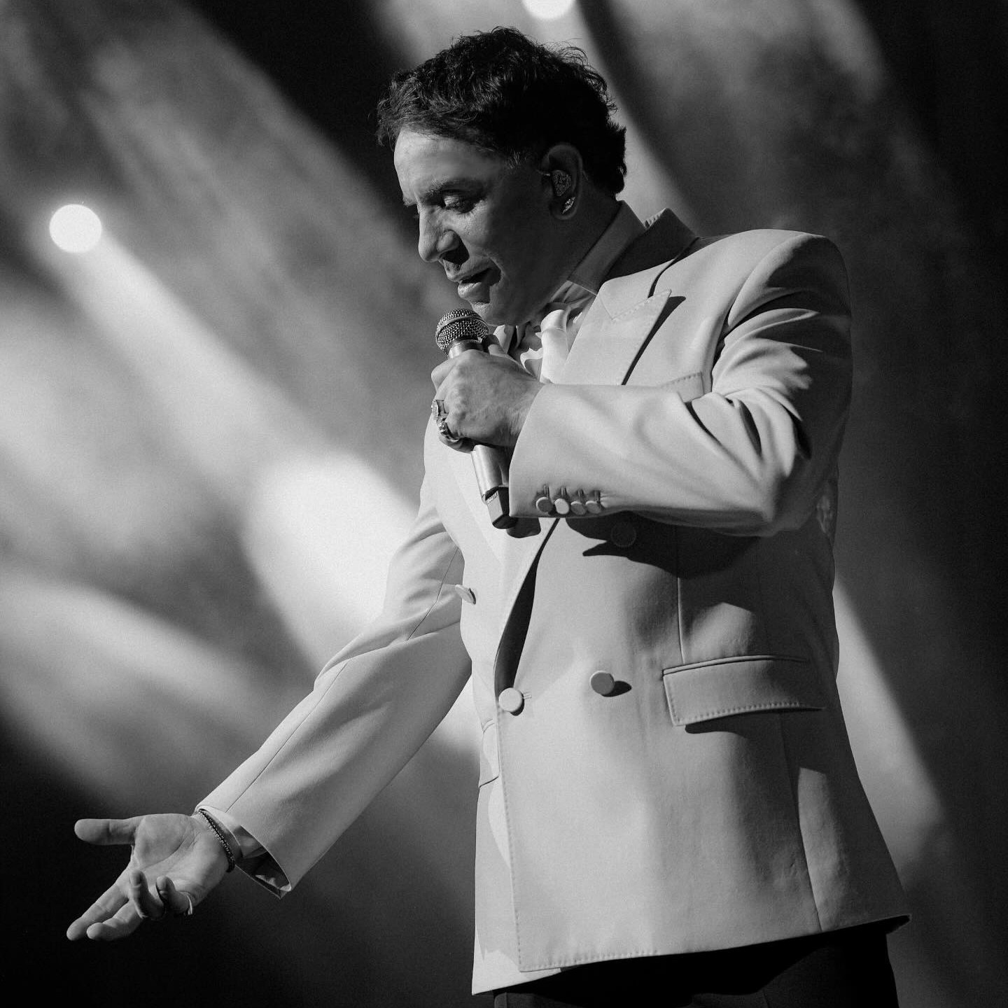 Ο Γιώργος Μαζωνάκης στη σκηνή