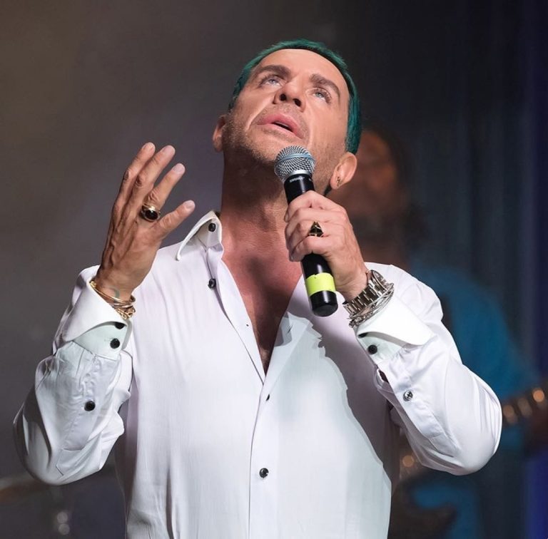 Ο Γιώργος Μαζωνάκης στη σκηνή