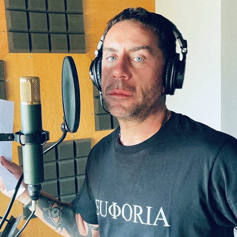 Γιώργος Μαζωνάκης στο στούντιο ηχογράφησης