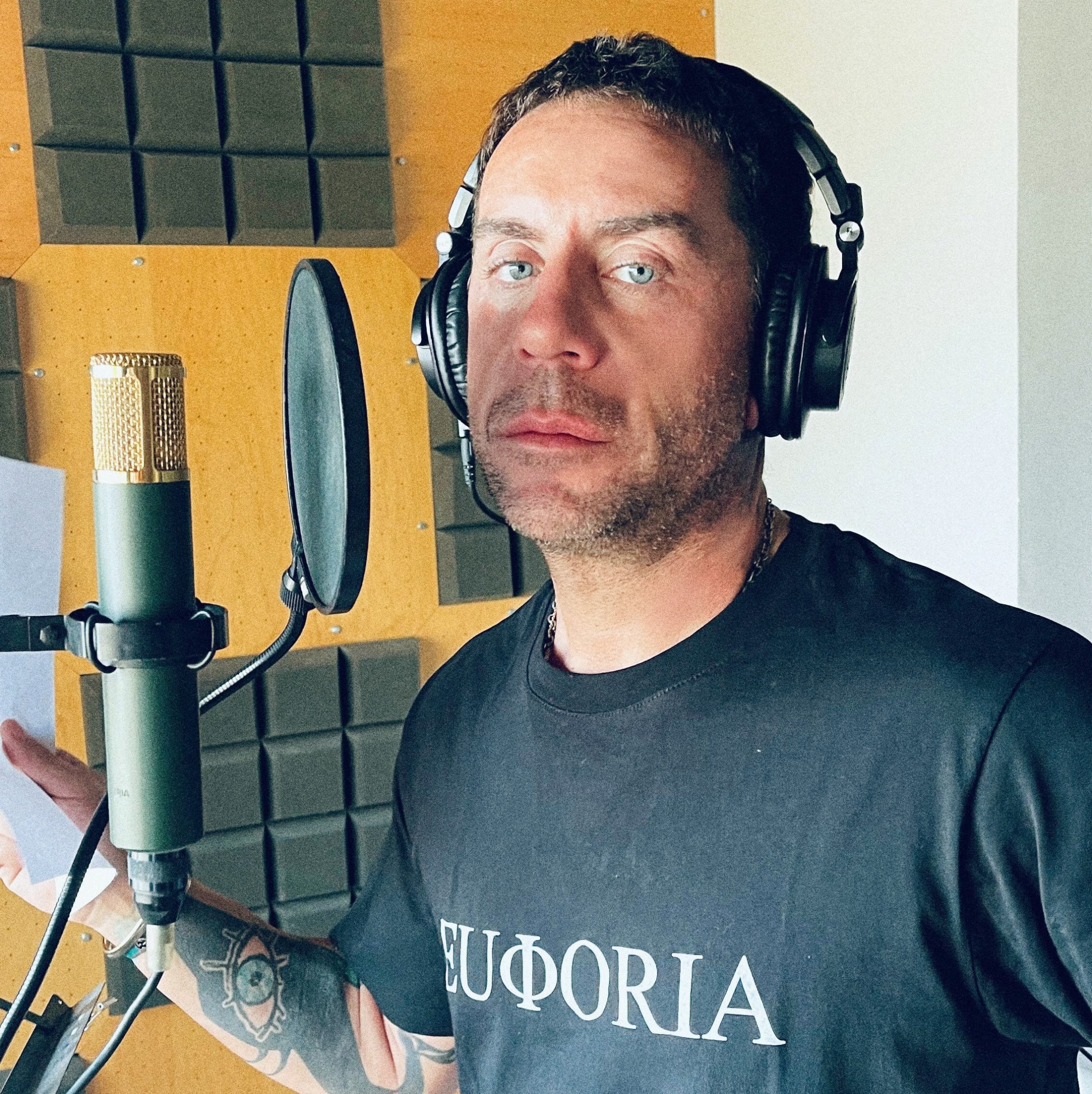 Γιώργος Μαζωνάκης στο στούντιο ηχογράφησης