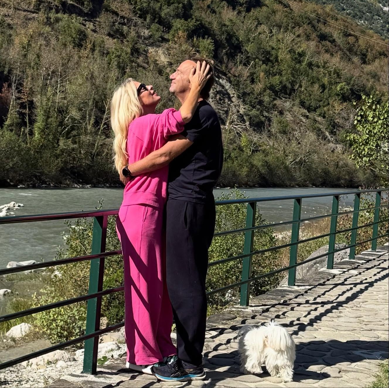 Η Ελένη Μενεγάκη και ο Μάκης Παντζόπουλος στα Τζουμέρκα