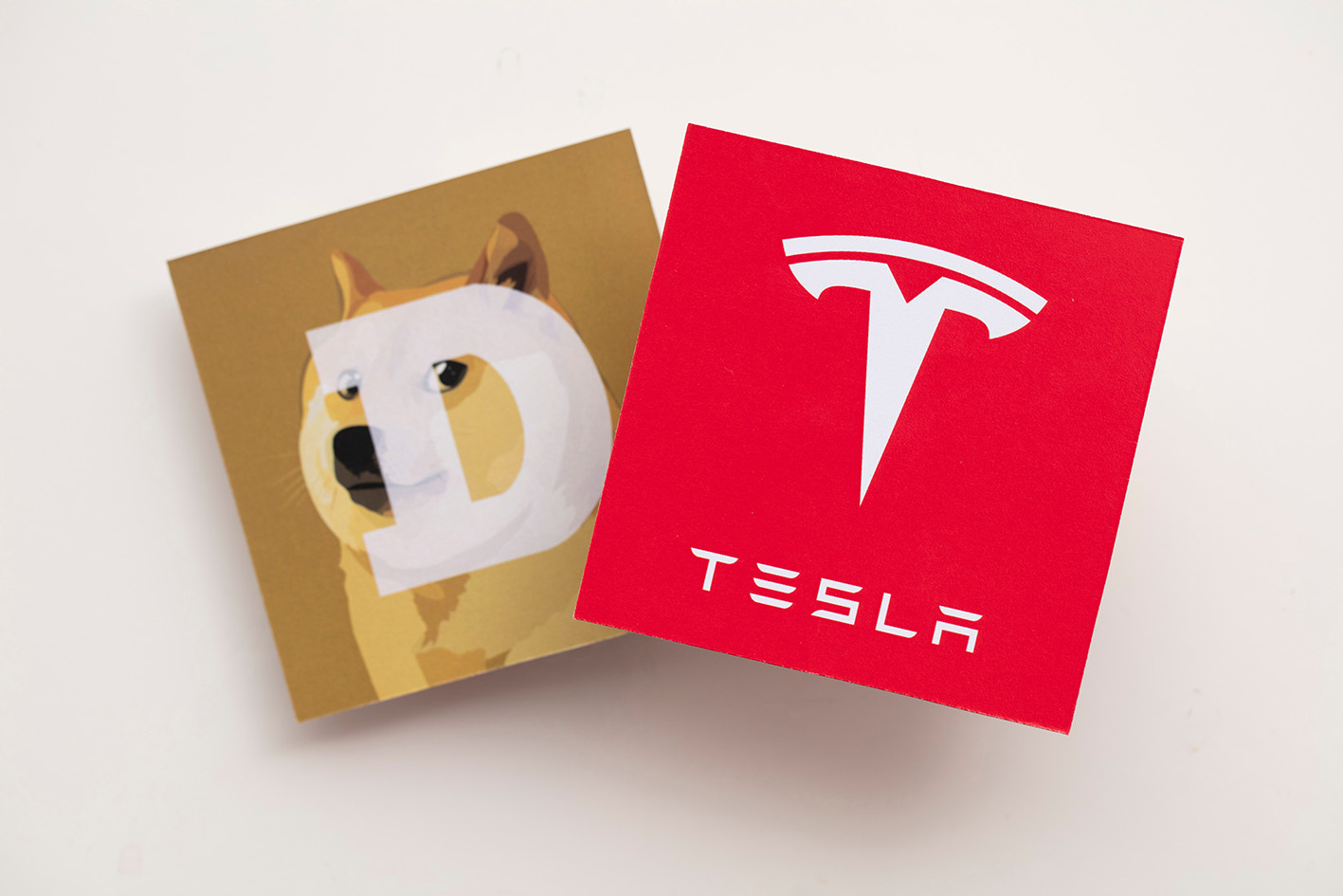 Ηλεκτρικό όχημα Tesla και κρυπτονόμισμα dogecoin.
