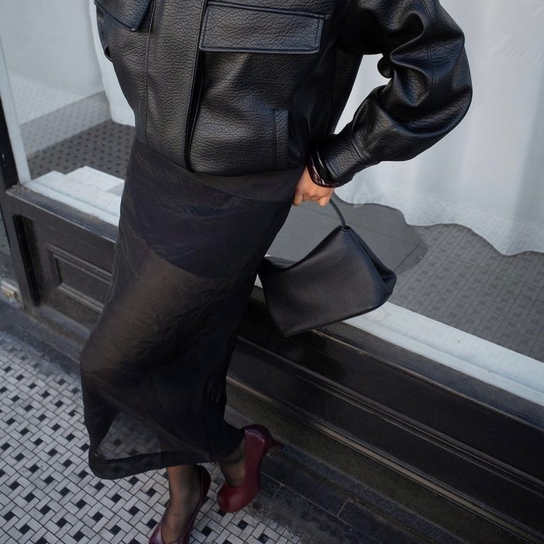 γυναίκα με μπορντό παπούτσια