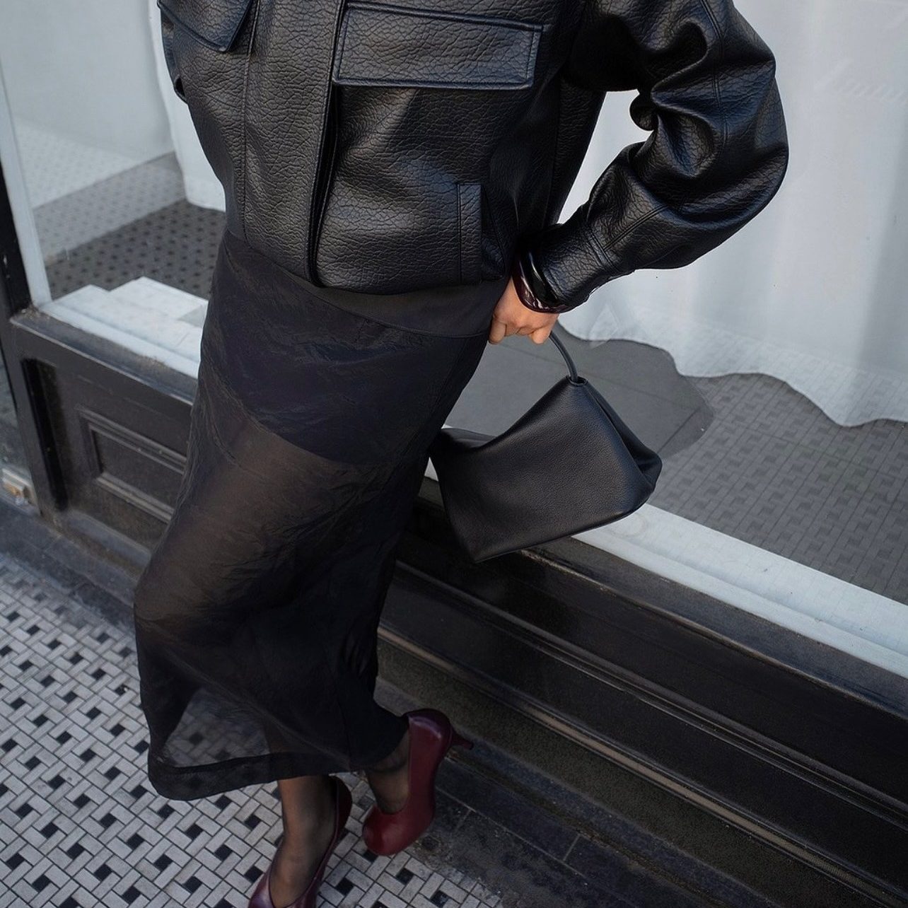 γυναίκα με μπορντό παπούτσια