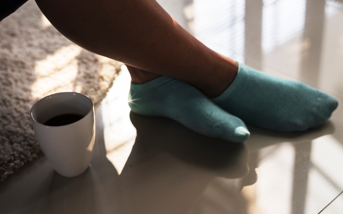 Γυναίκα πίνει ζεστό καφέ στο σπίτι της