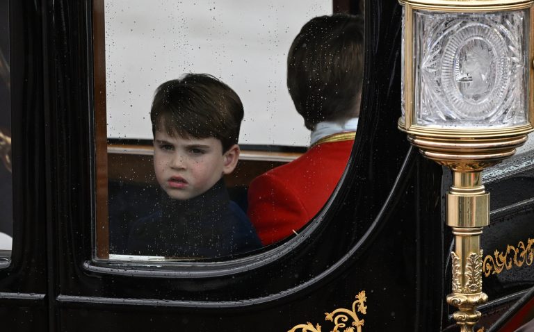 O πρίγκιπας Louis επιστρέφει στα Ανάκτορα του Μπάκιγχαμ μετά την τελετή στέψης του βασιλιά Κάρολου, στις 6 Μαΐου 2023