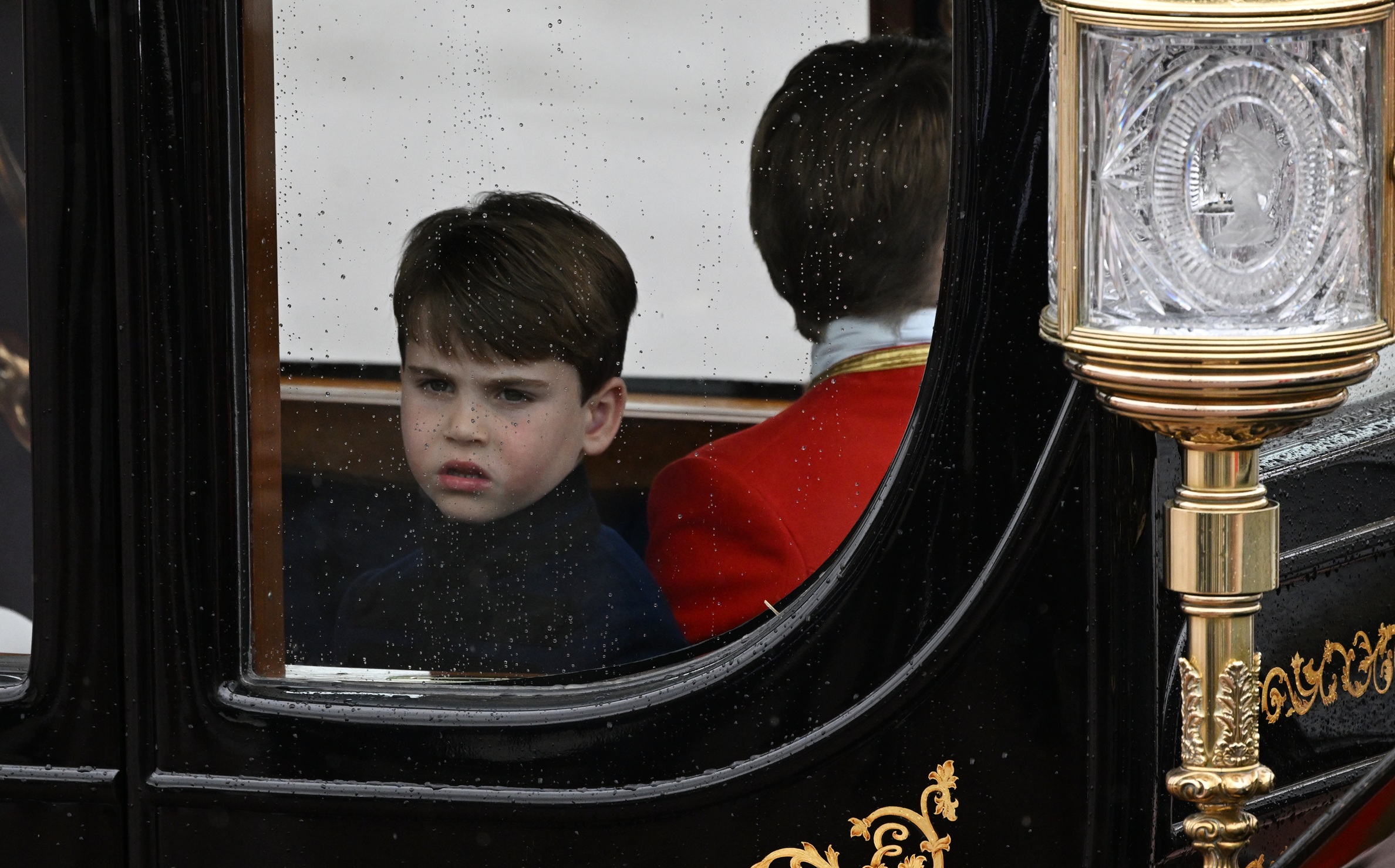 O πρίγκιπας Louis επιστρέφει στα Ανάκτορα του Μπάκιγχαμ μετά την τελετή στέψης του βασιλιά Κάρολου, στις 6 Μαΐου 2023