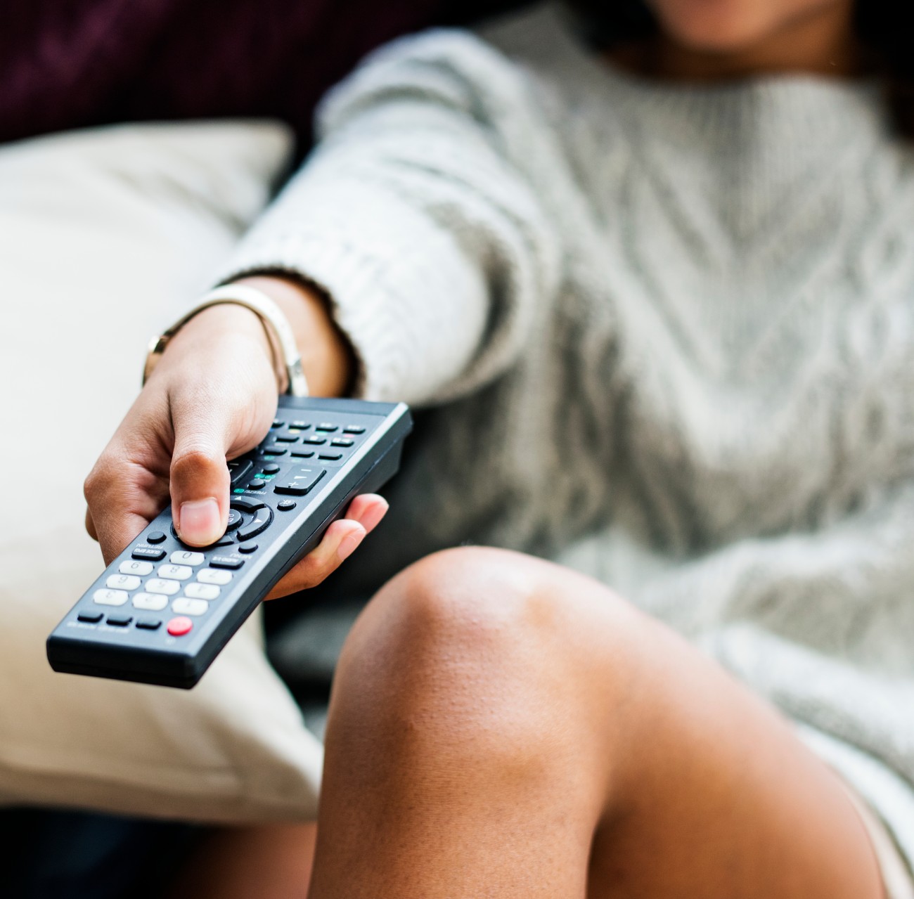 Γυναίκα κρατά τηλεκοντρόλ