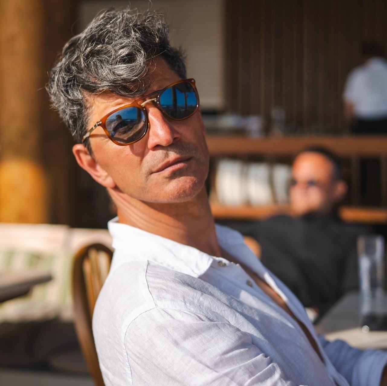 Ο Σάκης Ρουβάς με γυαλιά ηλίου