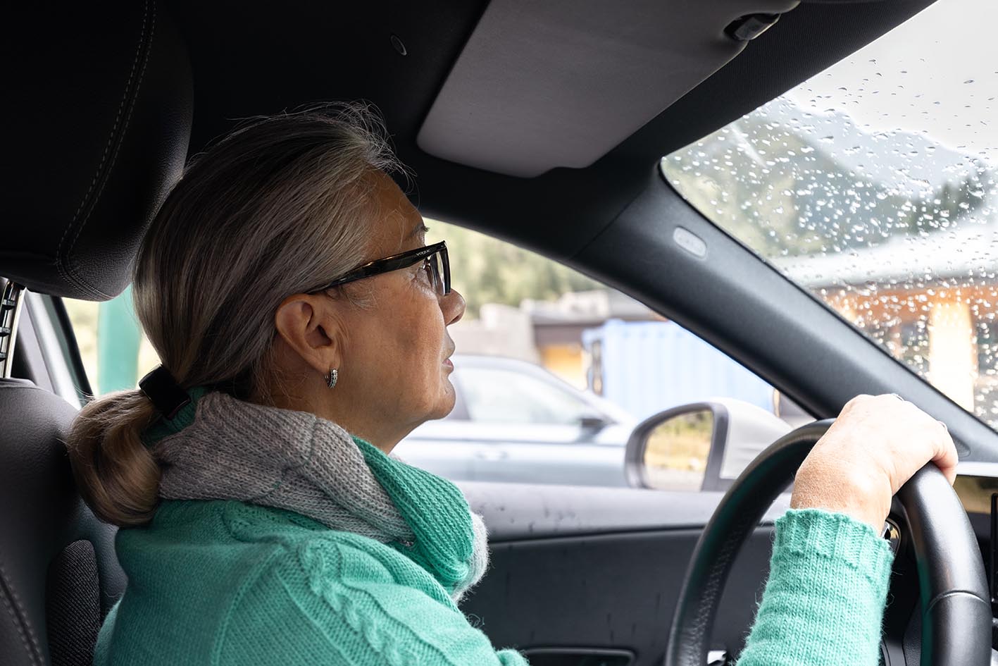 Γυναίκα μέσης ηλικίας οδηγεί το αμάξι της