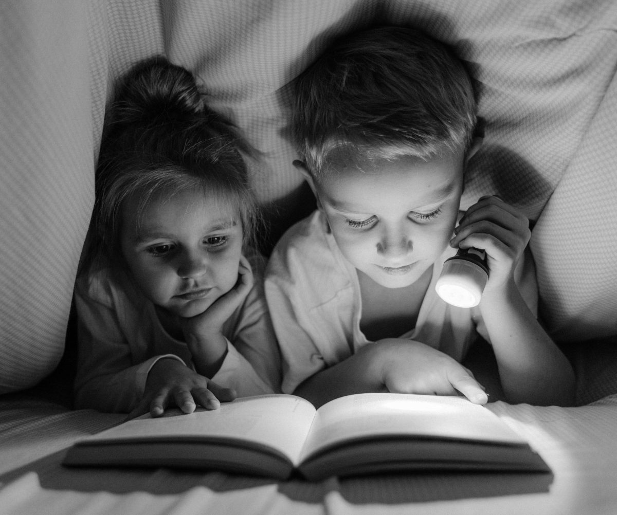 ένα αγόρι και ένα κορίτσι που διαβάζουν βιβλίο