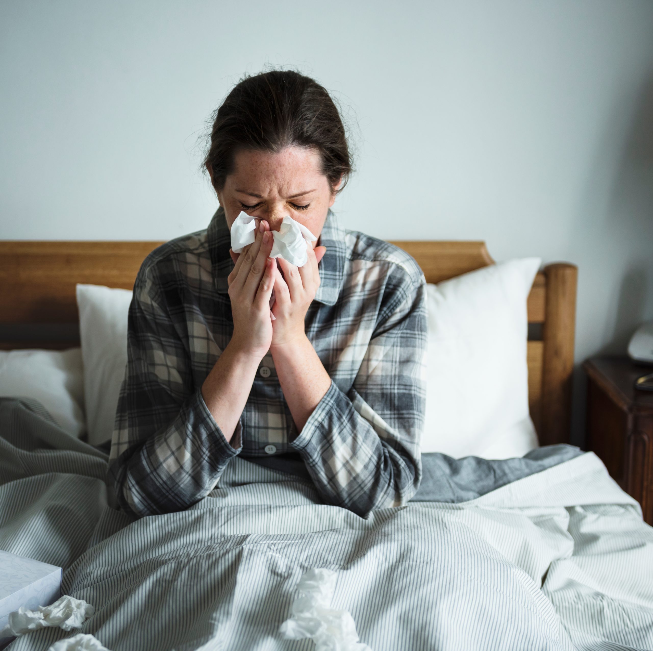 Γυναίκα κρυωμένη στο κρεβάτι