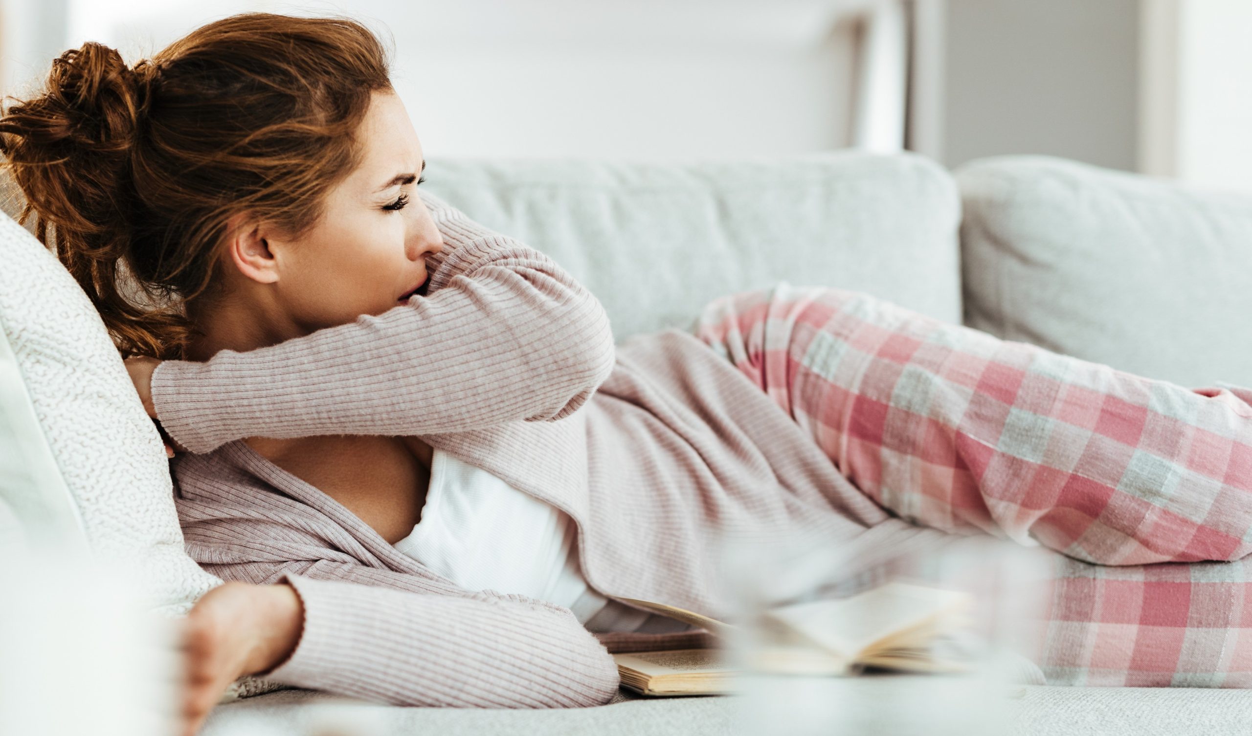 Άρρωστη γυναίκα στον καναπέ του σπιτιού της