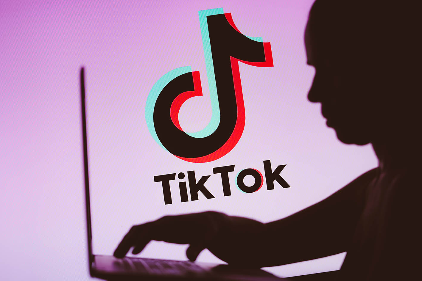 9 Ιανουαρίου 2024, Βραζιλία. Σε αυτήν τη φωτογραφία, το λογότυπο του TikTok φαίνεται στο φόντο μιας σιλουέτας ενός ατόμου που χρησιμοποιεί ένα σημειωματάριο.