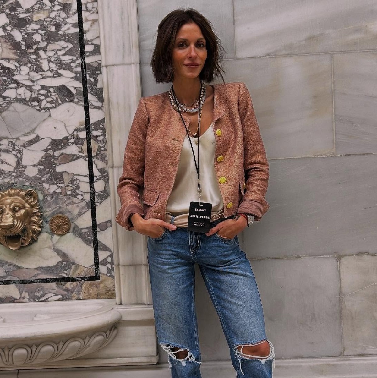 Η Σοφία Καρβέλα με jeans παντελόνι