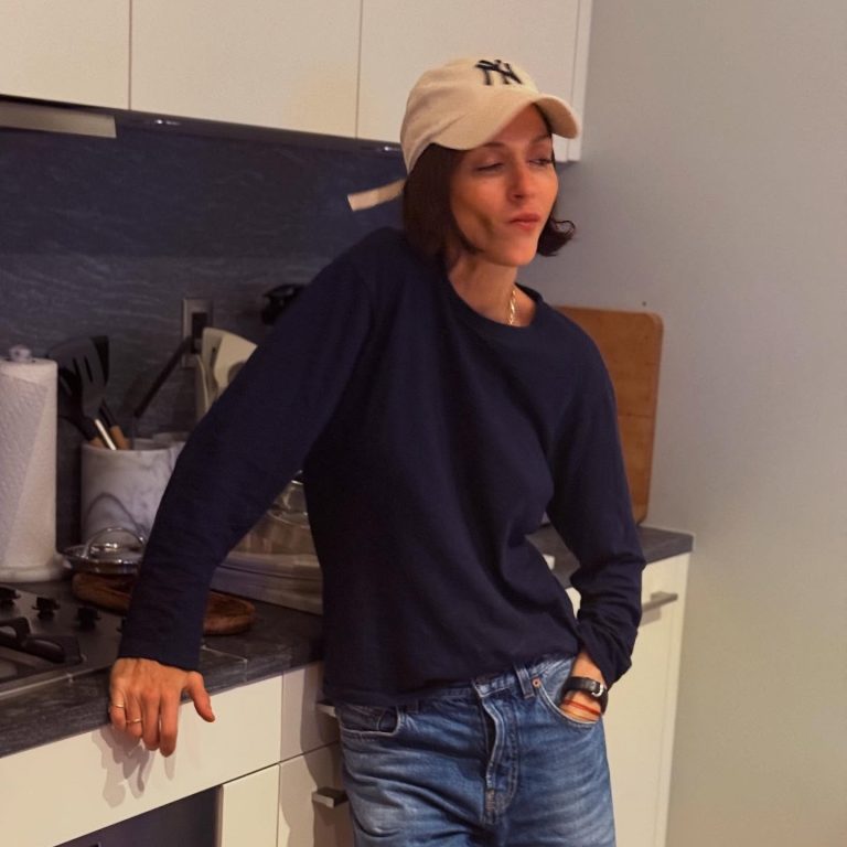 Η Σοφία Καρβέλα στην κουζίνα του σπιτιού της