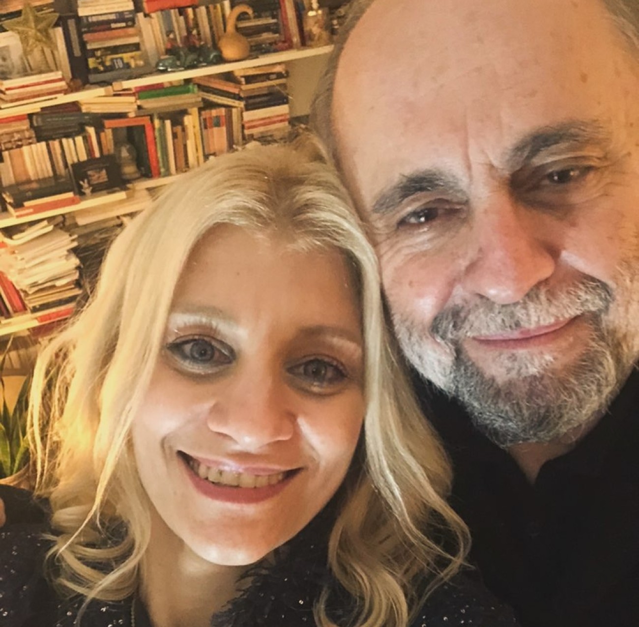 Ο ηθοποιός Σωτήρης Χατζάκης με τη σύντροφό του