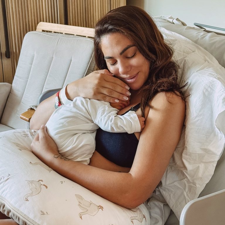 Η Ευρυδίκη Βαλαβάνη αγκαλιά με το μωρό της